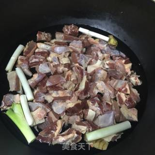 牛腩炖萝卜的做法步骤：7