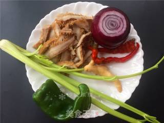 泡椒爆炒卤毛肚的做法步骤：1