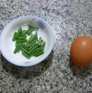 鸡蛋炒黑米年糕的做法步骤：2