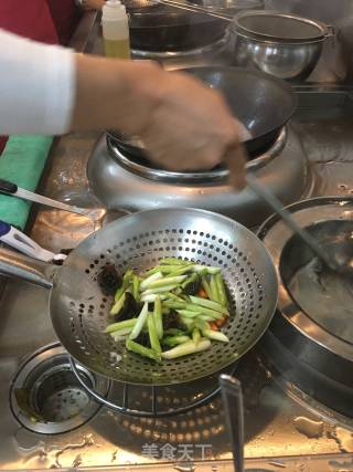 芦笋荷兰豆木耳炒肉片的做法步骤：2