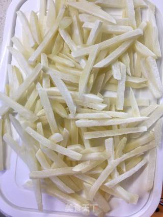 炸薯条???? 麦当劳薯条的做法步骤：1