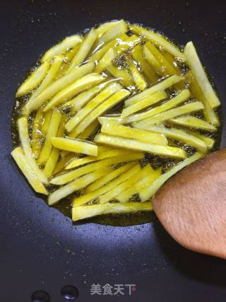 炸薯条???? 麦当劳薯条的做法步骤：2