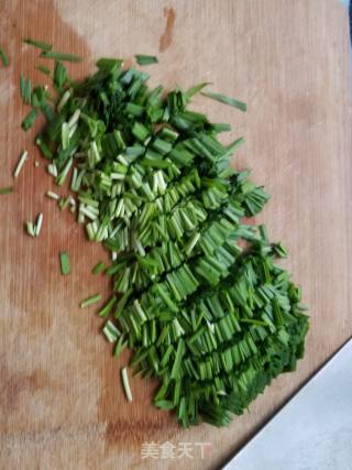 韭菜蛋饼的做法步骤：1