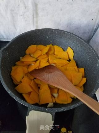 香甜炒南瓜片的做法步骤：4