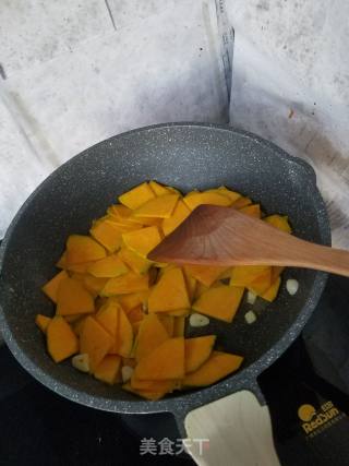 香甜炒南瓜片的做法步骤：5
