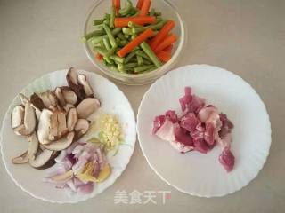 香菇肉片炒豆角的做法步骤：1