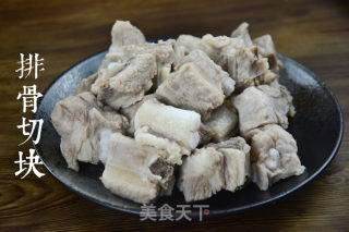 土豆烧排骨的做法步骤：1