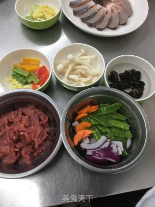 洋葱木耳青椒炒牛肉的做法步骤：1