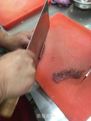 洋葱木耳青椒炒牛肉的做法步骤：2