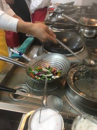 洋葱木耳青椒炒牛肉的做法步骤：3