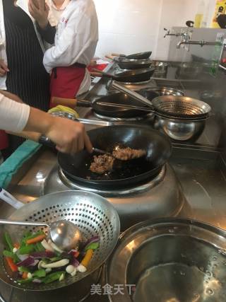 洋葱木耳青椒炒牛肉的做法步骤：4