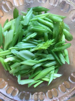 芹菜木耳炒鸡蛋的做法步骤：1