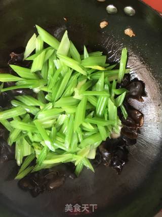 芹菜木耳炒鸡蛋的做法步骤：8