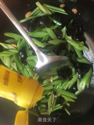 芹菜木耳炒鸡蛋的做法步骤：10