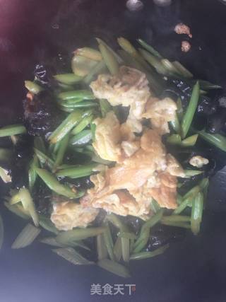 芹菜木耳炒鸡蛋的做法步骤：11