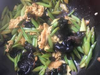 芹菜木耳炒鸡蛋的做法步骤：12