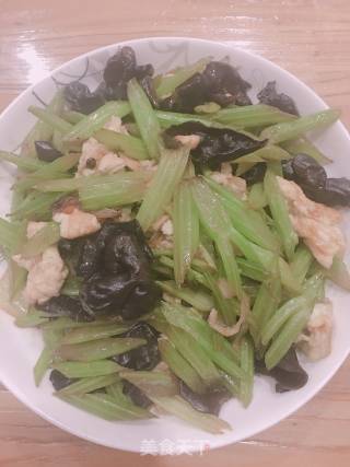 芹菜木耳炒鸡蛋的做法步骤：13