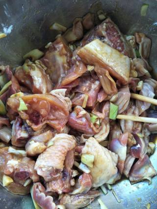 香菇木耳蒸鸡腿的做法步骤：1