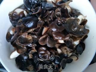 香菇木耳蒸鸡腿的做法步骤：2