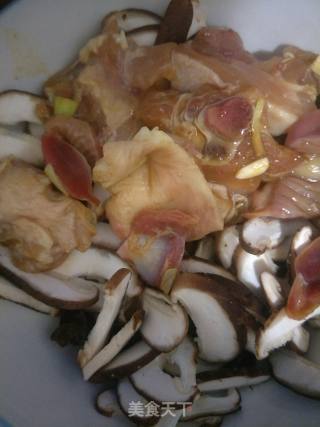 香菇木耳蒸鸡腿的做法步骤：3