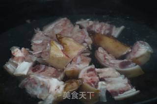 莲藕猪蹄汤的做法步骤：2