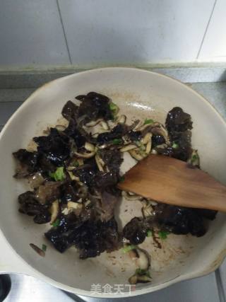 白菜木耳炒香菇的做法步骤：9