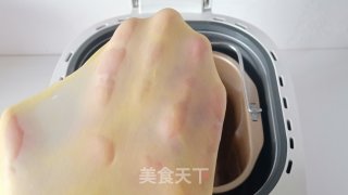 维尼挤挤南瓜面包的做法步骤：7