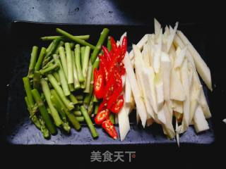 芦笋茭白的做法步骤：2