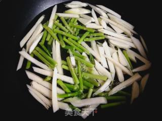 芦笋茭白的做法步骤：3