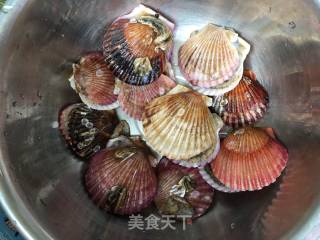 蒜蓉粉丝蒸扇贝肉的做法步骤：1