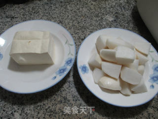 老豆腐烧萝卜的做法步骤：1