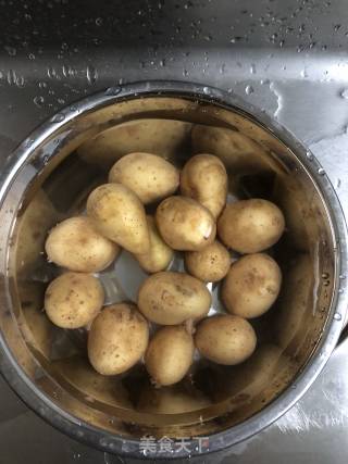 香辣小土豆的做法步骤：1