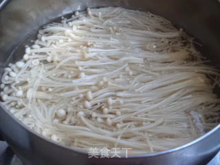 肉丝胡萝卜炒金针的做法步骤：5