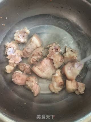 花生焖猪脚的做法步骤：4