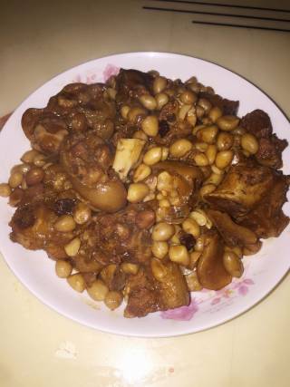 花生焖猪脚的做法步骤：11