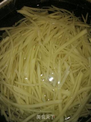 排骨盖土豆丝的做法步骤：1