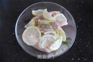 柠香黑椒烤翅的做法步骤：1