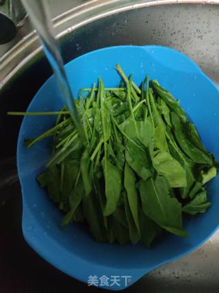 鸡蛋菠菜的做法步骤：1