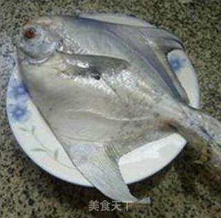 椒盐鲳鱼的做法步骤：1