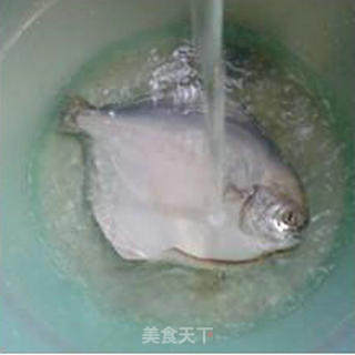 椒盐鲳鱼的做法步骤：4