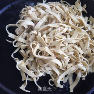 蒜苗炒豆皮的做法步骤：4