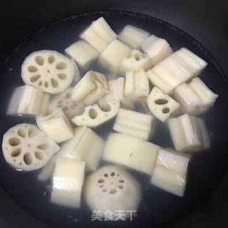 莲藕骨头汤的做法步骤：6
