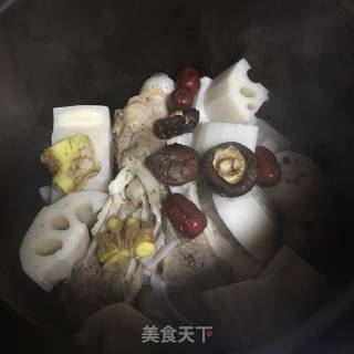 莲藕骨头汤的做法步骤：7