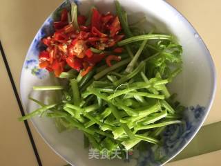 芹菜炒牛肉的做法步骤：2