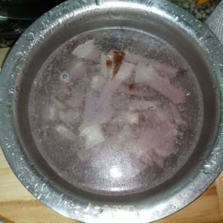 青椒炒腊肉的做法步骤：1