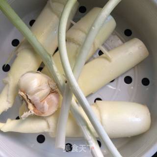 油焖茭白的做法步骤：1