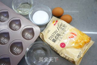 巧克力酱淋面栗子形蛋糕的做法步骤：1