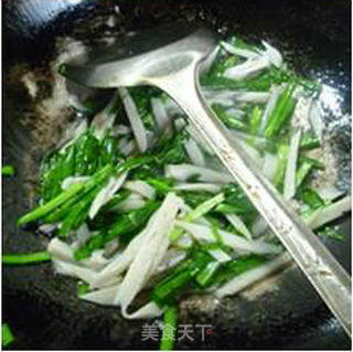 韭菜炒藕丝的做法步骤：10