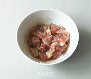 菠萝咕老肉的做法步骤：1