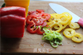 小炒彩椒白玉菇的做法步骤：1